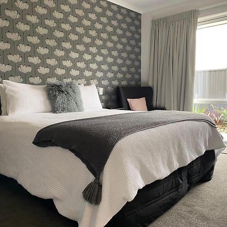 Lakeview Terrace Accommodation ครอมเวลล์ ภายนอก รูปภาพ